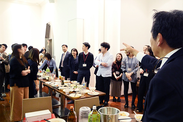 銀座オフィスで新年会を開催！〜刺身に中華にじゃんけん大会〜