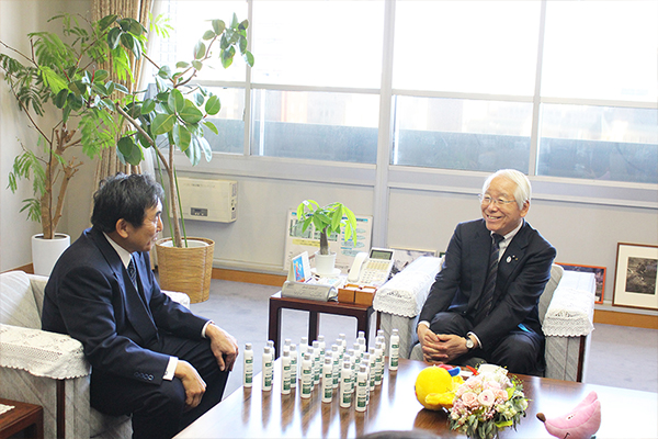 八木社長が兵庫県庁を訪問〜ハンドジェル5,000本を贈呈〜